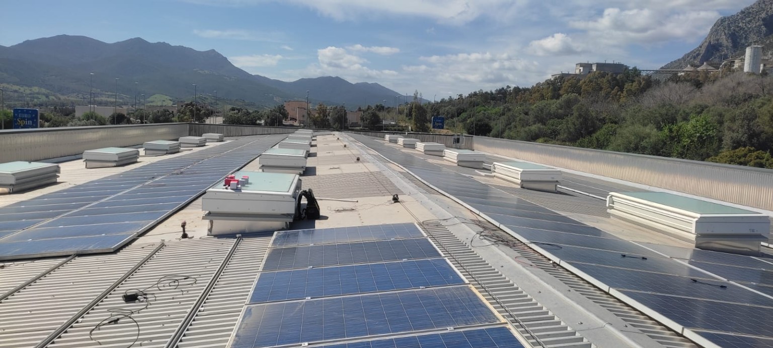 Impianto fotovoltaico su copertura di un edificio aziendale
